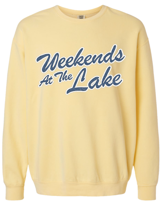 WEEKENDS AT THE LAKE CREWNECK/ SWEATSHIRT IN BUTTER YELLOW